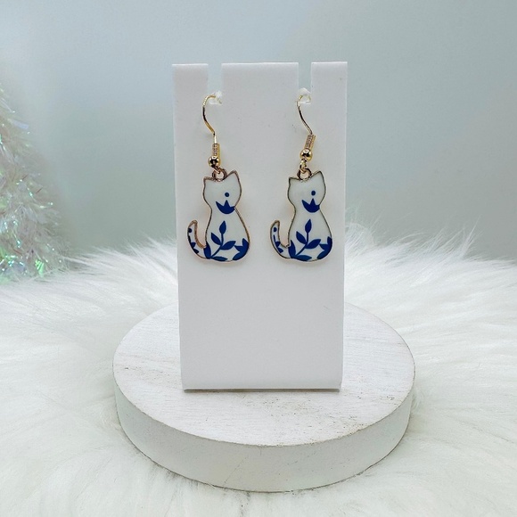 White Cat Enamel Earrings Blue Flower - Picture 1 of 4